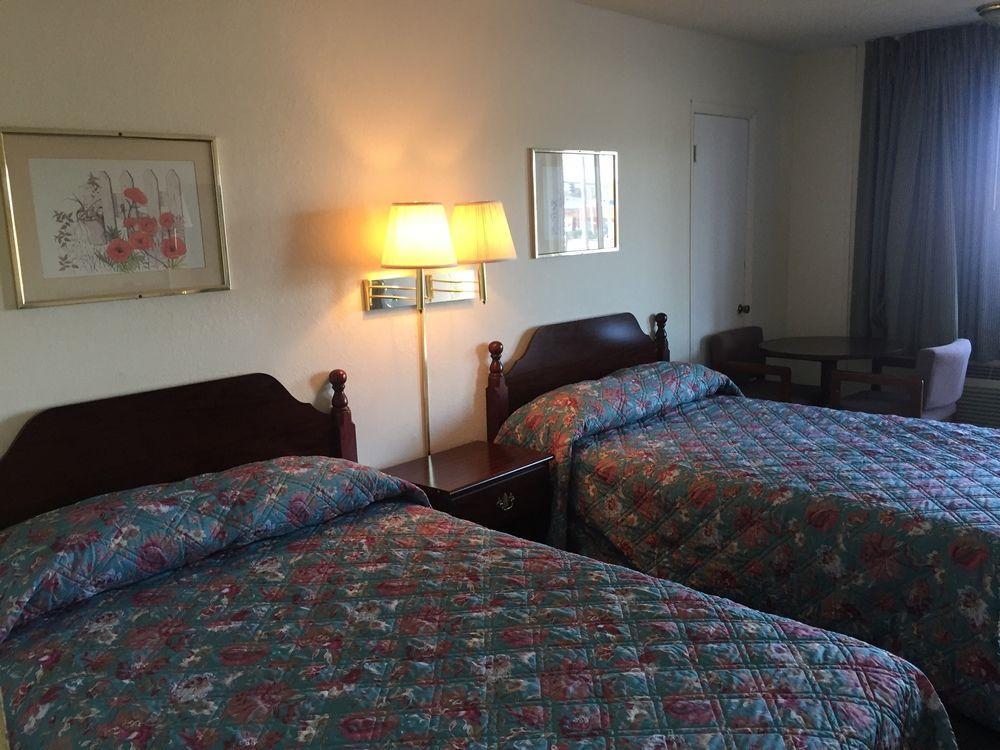 St. James Economy Inn מראה חיצוני תמונה