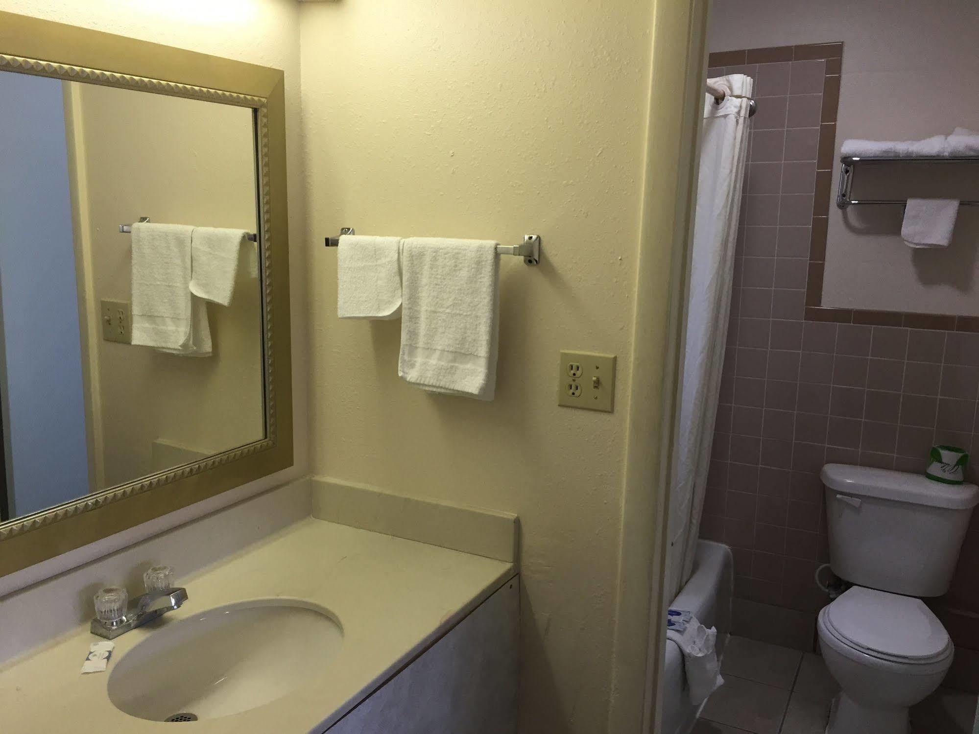 St. James Economy Inn מראה חיצוני תמונה